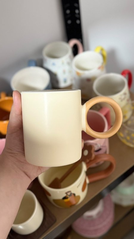 مج مميز باللون البيج بيد دائرية 🤎