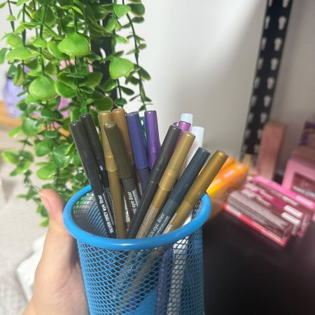 اقلام كحلة ملونة 😍