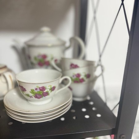 إبريق مع 4 فناجين وصحونهم ورد 🌸